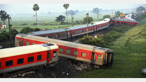 인도 급행열차 탈선… 4명 사망 80여명 부상