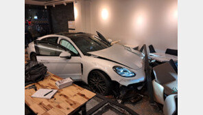 카페 유리 부수고 내부로 돌진한 포르쉐…차주 “급발진했다”