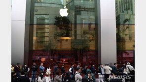 아이폰15 출시 첫날 표정…손난로·내구성 우려? 애플스토어는 인산인해