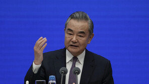 왕이 中외교부장, 이스라엘에 “자위권 범위 넘어섰다” 일갈