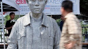 강제추행 혐의 임옥상 ‘청계천 전태일 동상’도 교체 전망