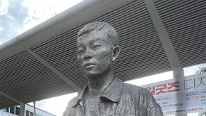 임옥상作 청계천 전태일 동상… 이사회, 새 조형물로 바꿀 듯 