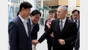 ‘첫 출근’ 유인촌 문체부 장관 “이제는 문화산업 시대”