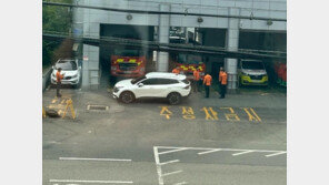 소방차 2대 출구 막은 ‘SUV 빌런’…볼일 본 차주 유유히 차 빼 ‘공분’