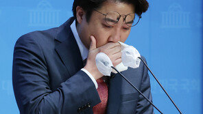 눈물 보인 이준석 “尹대통령 안바뀌면 선거 이길 방법 없다”