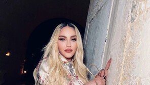 바이러스 딛고 무대 오른 65세 마돈나 “다시 설 줄 몰랐다”