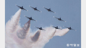 공군 블랙이글스 아찔한 곡예비행… 방위산업전 축하 