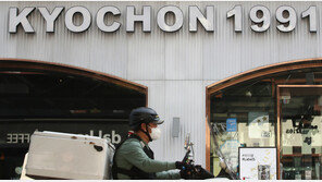 “사람이냐 로봇이냐”…인재 모시는 BBQ·자동화 나선 교촌