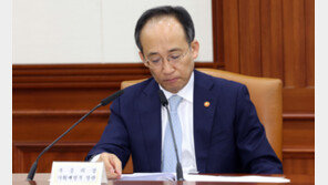 추경호 “배추 2주간 2200톤 공급…12개 농산물 최대 30% 할인 지원”