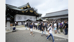 총리 야스쿠니에 공물 봉납·각료 3명 참배…日 “韓과 관계 강화 변함없어”