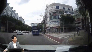 얼굴이 4개, 실화냐…여학생 4명, 전동킥보드 매달려 역주행 ‘기겁’