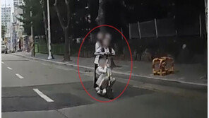 ‘이게 가능?’ 4명탄 전동킥보드 위험천만 ‘역주행’