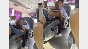 ‘고속버스 민폐녀’ 목격자 추가 증언…“다툼 전 뒷좌석서 먼저 발로 툭툭”