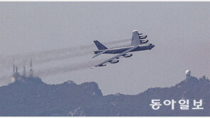 핵무장 가능 美전략폭격기 B-52 서울상공 첫 비행