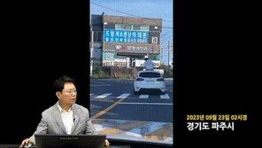 “달리는 차 지붕에 앉은 저 남자, 선루프가 아니네”…셀카봉 들고 ‘휘청’