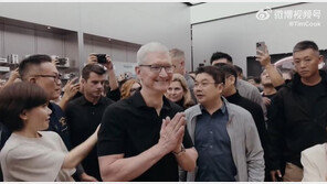 中 깜짝 방문한 팀 쿡 애플 CEO…아이폰15 부진 의식했나