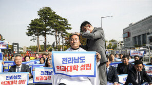 민주 전남 의원들, 대통령실 등 앞에서 삭발식…“전남에 의대 세워야”
