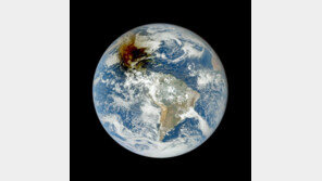 “지구에 그림자가”…금환일식 당시 美위성서 촬영