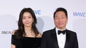 최태원, 동거인 김희영과 루이뷔통 행사서 포착