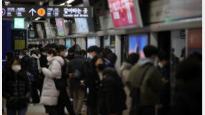 출근길 종로3가역 환승통로서 연기…3호선 14분간 무정차 통과