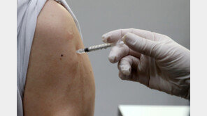 “65세 이상 치명률 40배, 백신 꼭 맞으세요”…코로나 예방접종 본격 시작