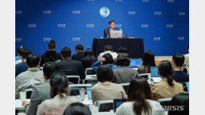 이창용 “가계부채, 미시조정이 먼저…통화정책은 다음”[일문일답]