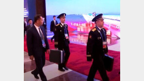 보폭 넓히는 푸틴…시진핑과 회담 후엔 ‘핵가방’ 노골적 노출