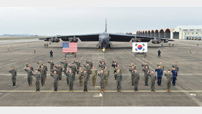 한국 첫 착륙 B-52 대대장 “핵탑재 여부 NCND”