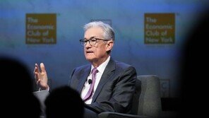 파월, 금리 동결 시사 속 “인플레 너무 높다”