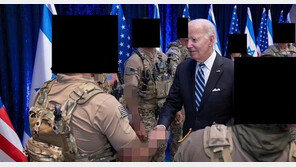 백악관, 이스라엘에서 미군 만난 바이든 사진에 신상 유출 ‘뭇매’