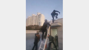 흉기·염산 들고 옥상서 대치한 수배자…긴박했던 검거 순간