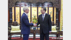 중국서 환대받은 팀 쿡, 장관에 부총리까지 연쇄 회동