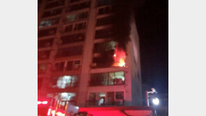 한밤중 부안 아파트 4층서 불…주민 40여명 대피