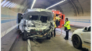 보은군 수리티 터널서 버스-승합차 추돌…3명 심정지