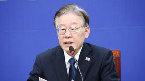 박수소리 받으며 35일만에 당무복귀 이재명…첫 일성은 ‘내각 총사퇴’