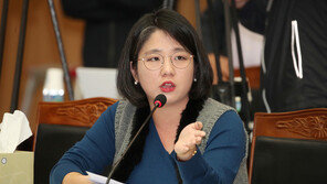 용혜인 “시장님 헌법 위배”에 홍준표 “법은 내가 더 잘 알 것” 고성