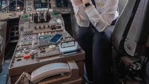 “역사상 가장 아름다운 파일럿”…태국 휩쓴 미인대회 출신 女기장