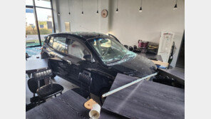 “브레이크 밟아야 하는데…가속 페달을” 50대 여성, 상가 돌진