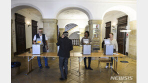 스위스 총선도 ‘우향우’…‘기후 위기’보단 ‘불법 이민’이 표심 잡았다