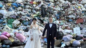 쓰레기장에서 웨딩사진 찍은 커플…사진작가 당황
