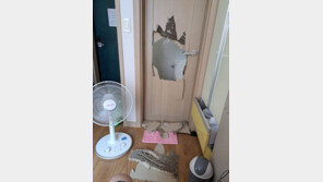 “창문 없는 화장실에 갇혀서 문 부수고 나왔다”…자취생 아찔 경험담