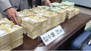 “500만원 돈다발 천여개 우수수”…코인 수백억원 환치기 일당 검거