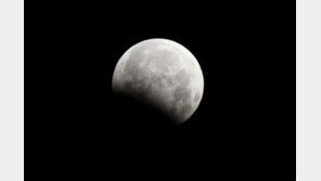 29일 달 일부 가려지는 부분월식… 새벽 5시 14분대 최대 13% 숨어 