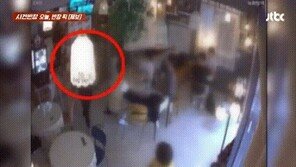스스로 유리문에 얼굴 부딪친 손님 “이 아프다” 카페 사장 고소