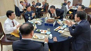모처럼 훈훈한 여야…친명계 핵심 정성호 생일, 케이크 마련 축하