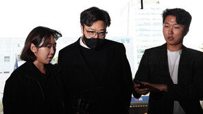 피프티피프티 용역업체 대표 경찰 출석…고개 숙인 채 묵묵부답