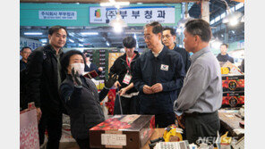 한 총리, 물가 확인하러 시장으로…“배춧값 아직 안 내렸죠”