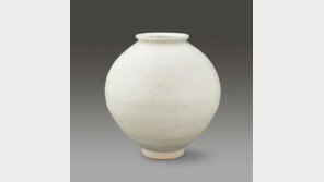 조선시대 달항아리 34억원에 팔렸다…국내 경매 최고가 경신