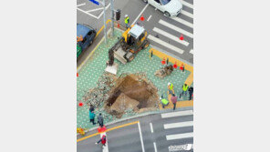 여의도 한복판에 ‘4m 싱크홀’…행인 1명 빠져 경상 