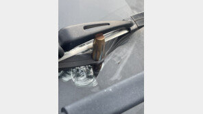 달리던 차에 날아든 정체불명 ‘총알’…와이퍼 뚫고 앞 유리에 박혀 